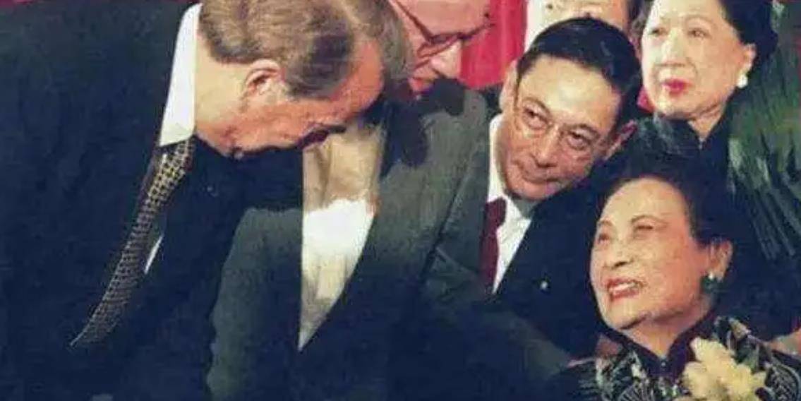 1996年,蒋孝勇去世,为完成其祖父遗愿,病入膏肓之时还回乡扫墓_蒋介石