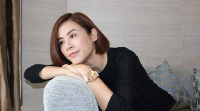 50岁宣萱独自购买家居用品,单身多年无依靠让她成了生活达人_古天乐