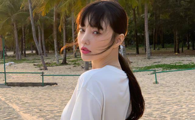 李小璐晒女儿甜馨近况,眉眼和贾乃亮越来越像,肤色却成了个谜_女孩