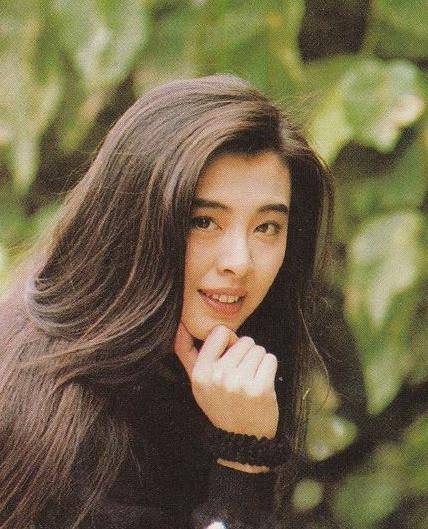 52岁王祖贤晒起床照,超高颜值仿佛看到了小倩,手却暴露了年龄_照片