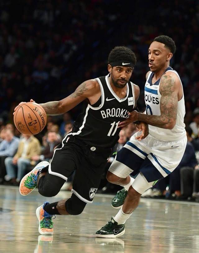 欧文可能会通过一个迅速的变向和转身,从防守球员的侧面突破,从而避开