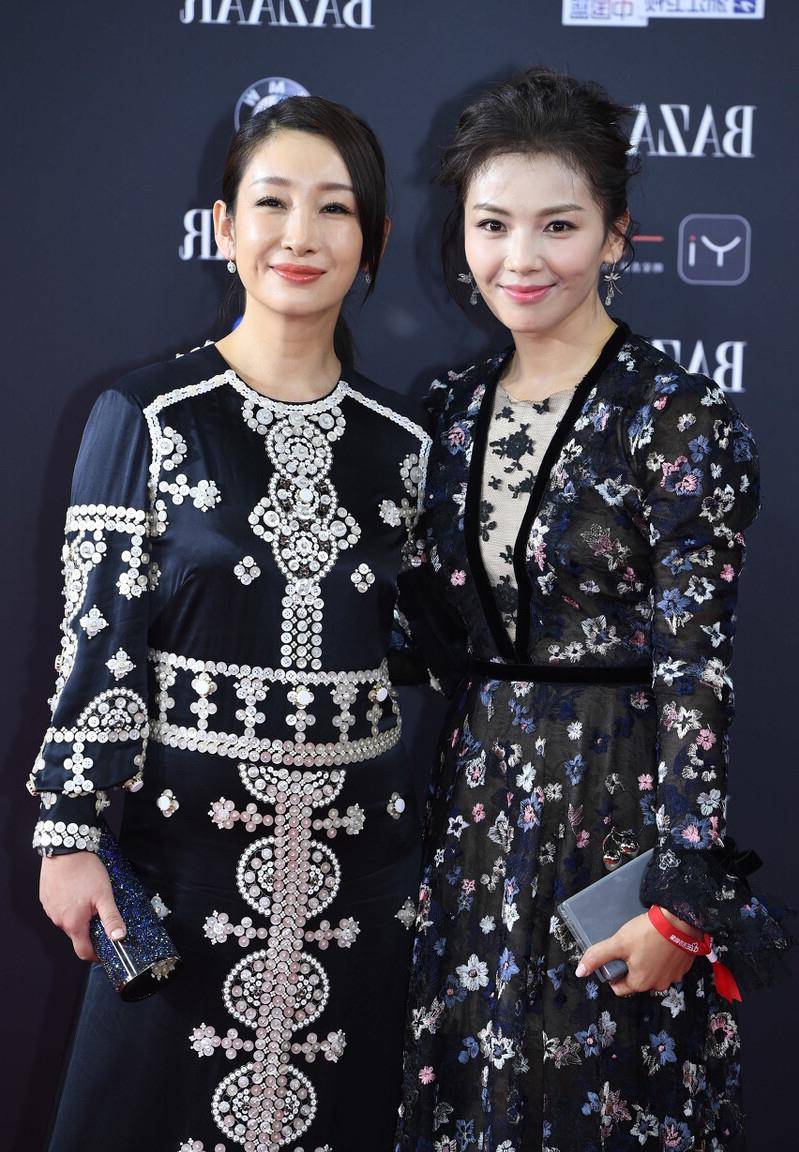 刘涛和秦海璐同穿印花衣服,一个可爱,一个优雅,谁更胜一筹?