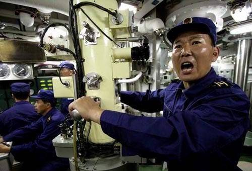 372潜艇深海远航,8分钟"掉深"70米,他14分钟救69人,世界奇迹_王红理