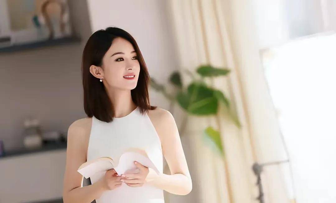 赵丽颖身穿纯白连衣裙,温柔端庄笑容甜美,清爽开朗,美得让人不禁被