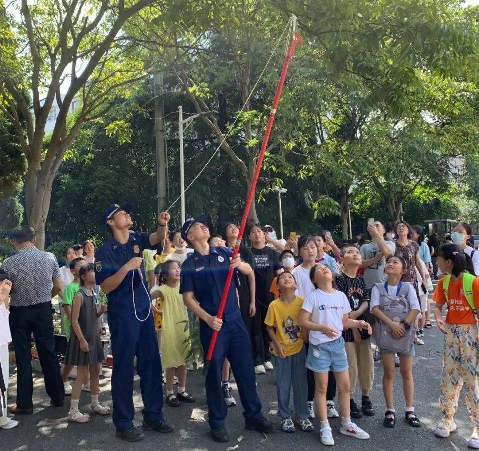 宝山这堂安全教育课生动又有趣_小先生_社区_消防车