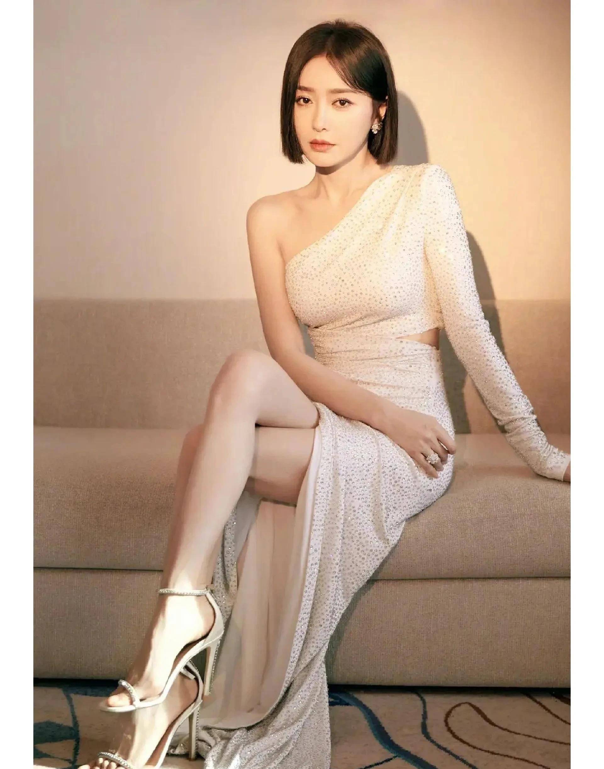 秦岚的时尚与知性共存_文学_朋友_女子