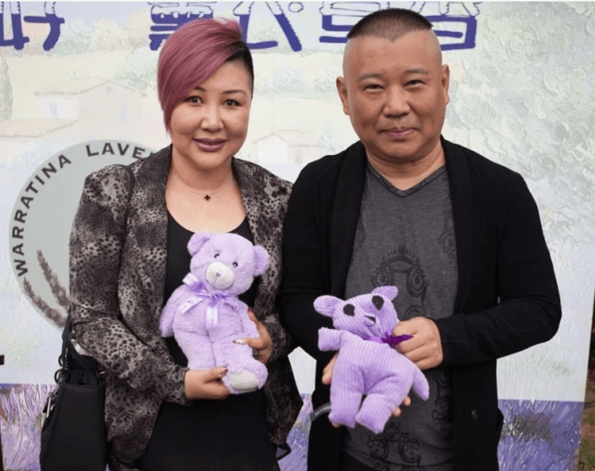 虽然是郭德纲第二任妻子,但是她尽心尽力的陪伴郭德纲20多年,对前妻的