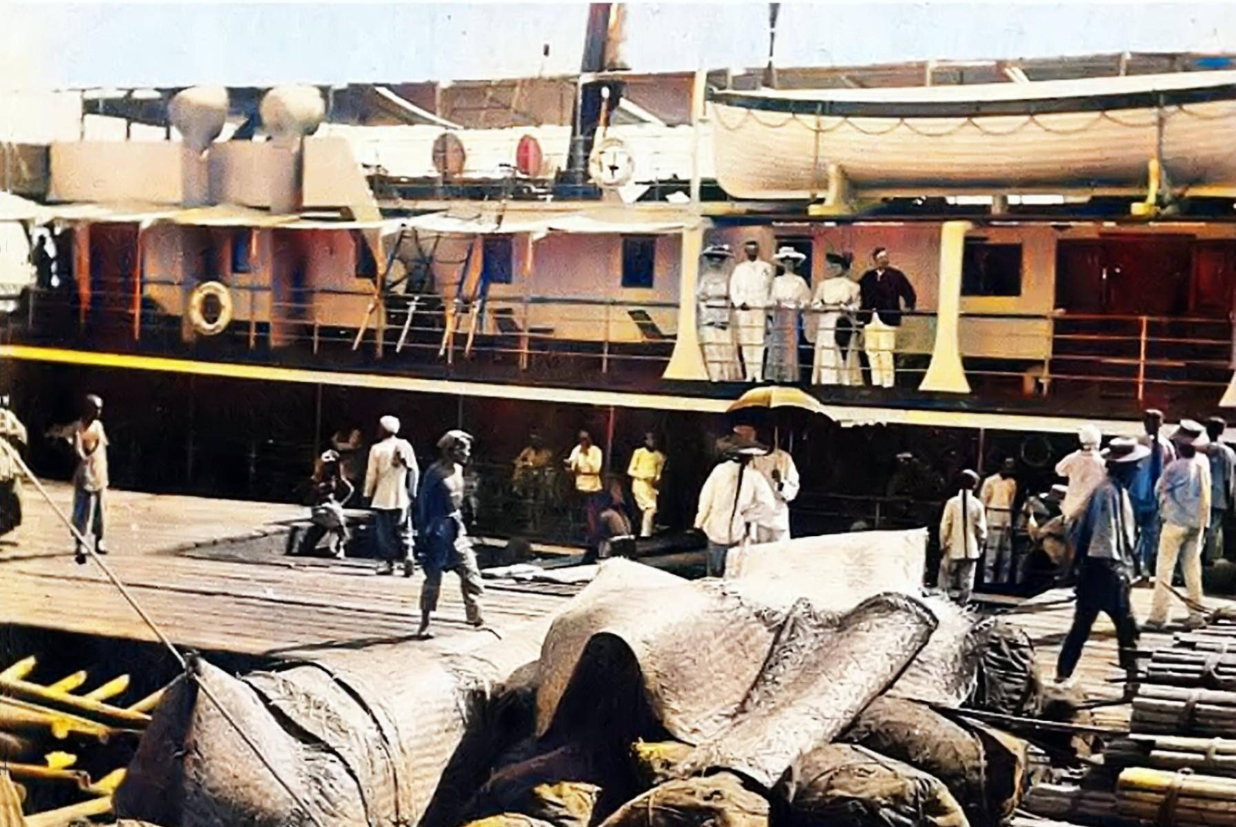 1905年的天津,街头小贩卖油炸蚂蚱,洋女子骑着毛驴看大戏_洋人_男子