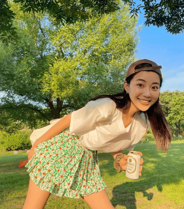 ins时尚博主vivamoon又甜美又时尚色彩穿搭_声明_姐姐_低调