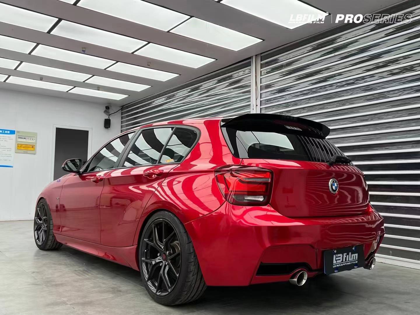 宝马1系lb改色膜超亮金属玫瑰红,种亮眼的红色色彩_搜狐汽车_搜狐网