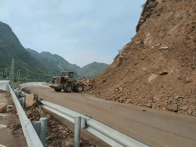 8月4日,省交通厅副厅长王晋在视察国道g336,g108灵丘县段后指示,要求