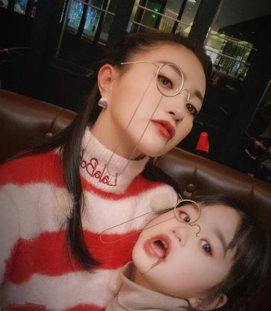 包文婧母子俩合拍大片,4岁包可艾古灵精怪,包文婧身材羡煞旁人_包贝尔