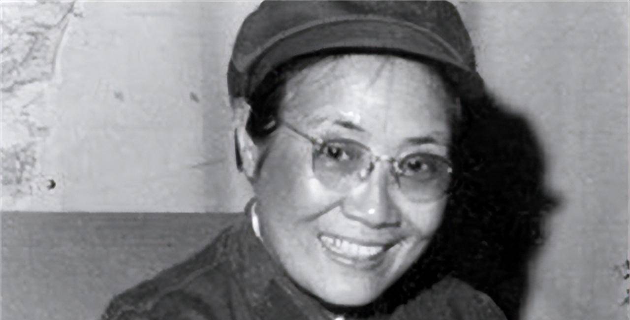 03年项辉方病逝,临终前未留遗愿,与前夫合葬,子女为她送上挽联_革命