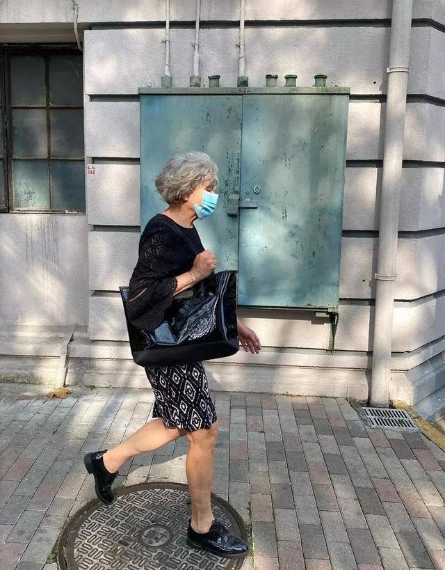 我们经常会看到一些打扮时尚的老人都源自国外,也许会被认为是摆拍.