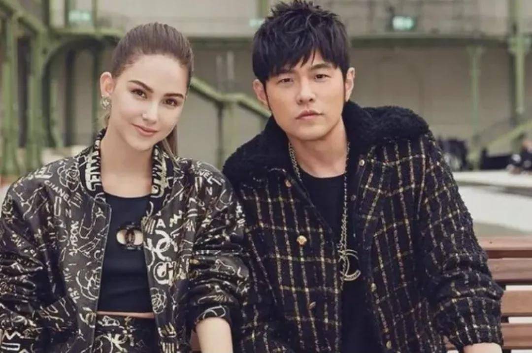 画面中,昆凌像童话故事里的白雪公主,面相善良,她才是真的美 人,不