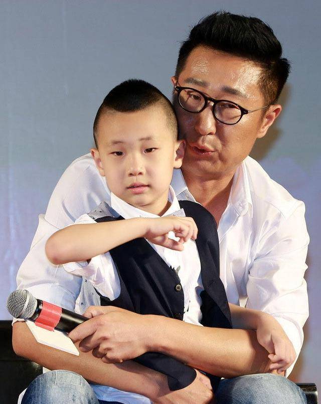 林永健妻子周冬齐,晒出儿子林大竣的近照,网友:一看就是亲生的_媳妇