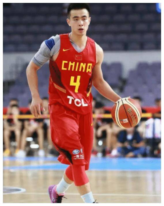 智伟,直接任命崔容熙担任控球后卫,剩下的四名球员分别是周琦,李海儿