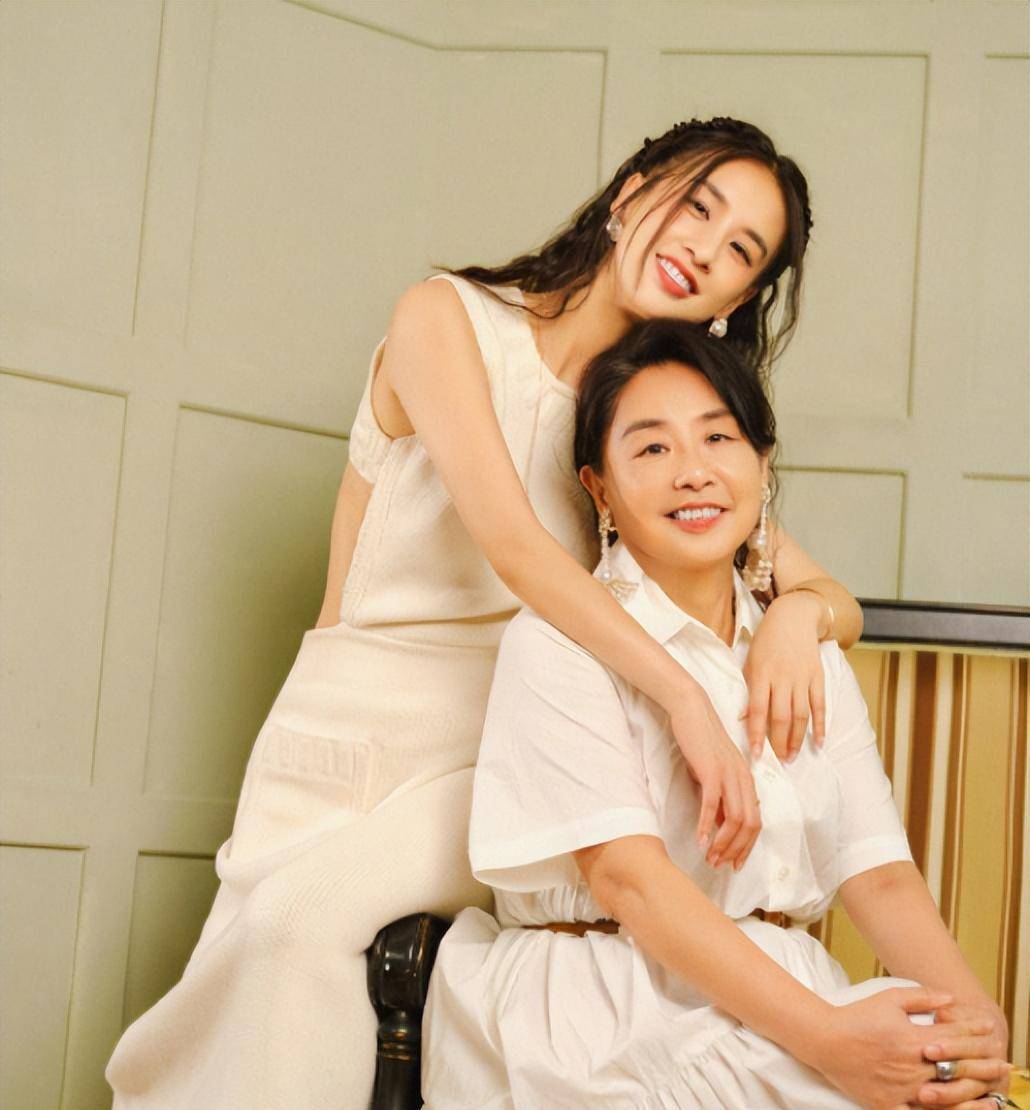 亦师亦友亦母,这是黄圣依对母亲的评价.