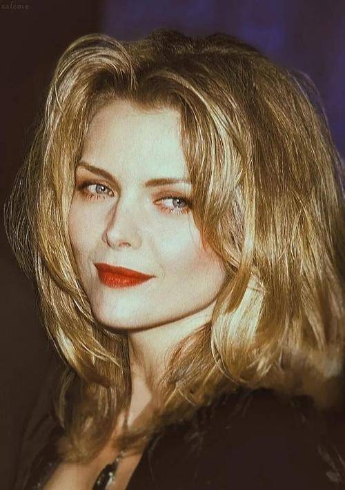 米歇尔·菲佛:领衔《法式出口》演绎异国风情,展现她的独特魅力_角色