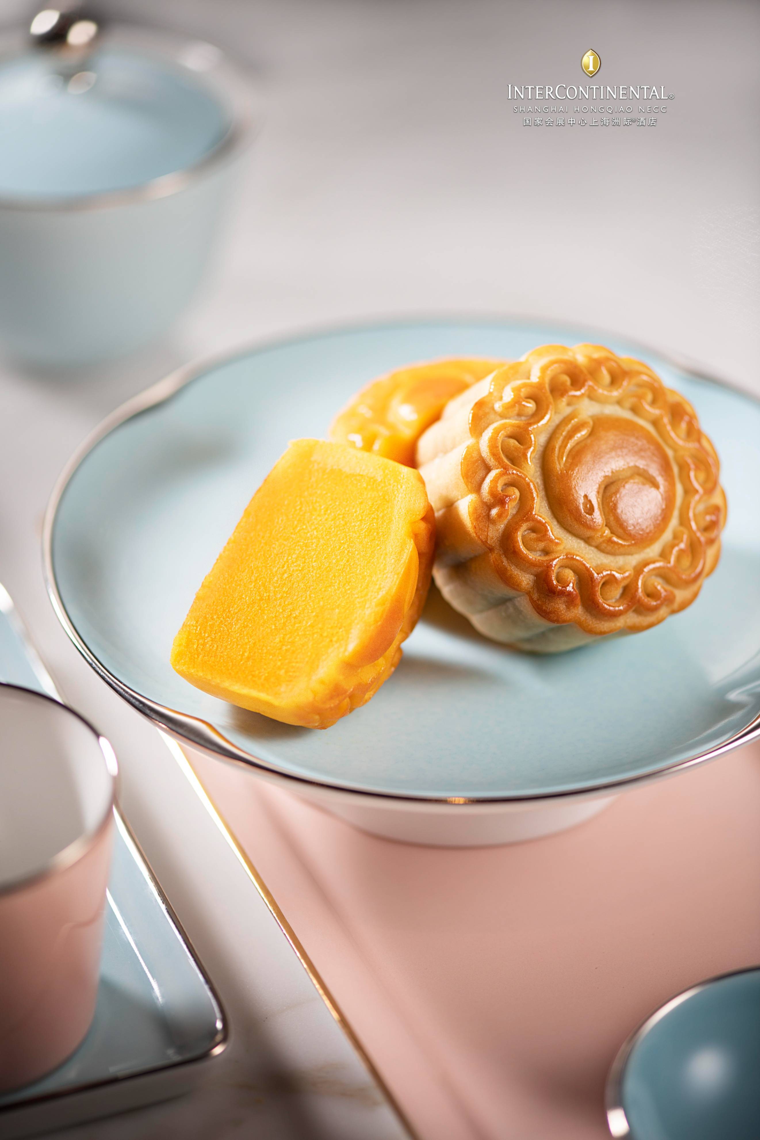 内包含四款口味,每款口味两个:陈皮豆沙月饼,广式五仁月饼,xo干贝月饼