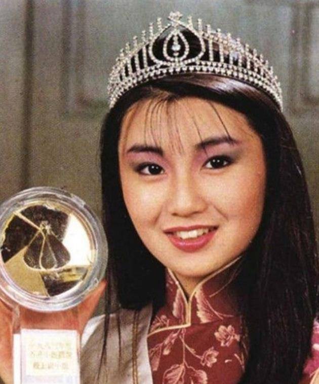 并让范丞丞朗读:但张曼玉在日记中,的确侧面证实过饭局的存在