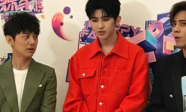 蔡徐坤现在流量爆了吧,快乐家族音乐会他是c位,何炅都得靠边站_感觉