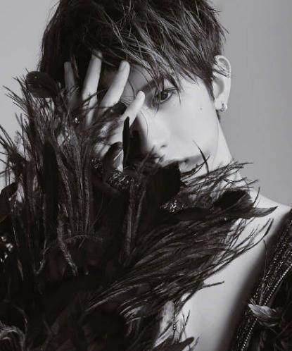 在《偶像练习生》刚入场时,蔡徐坤曾穿着渔网衫,身上有一股性感劲儿.