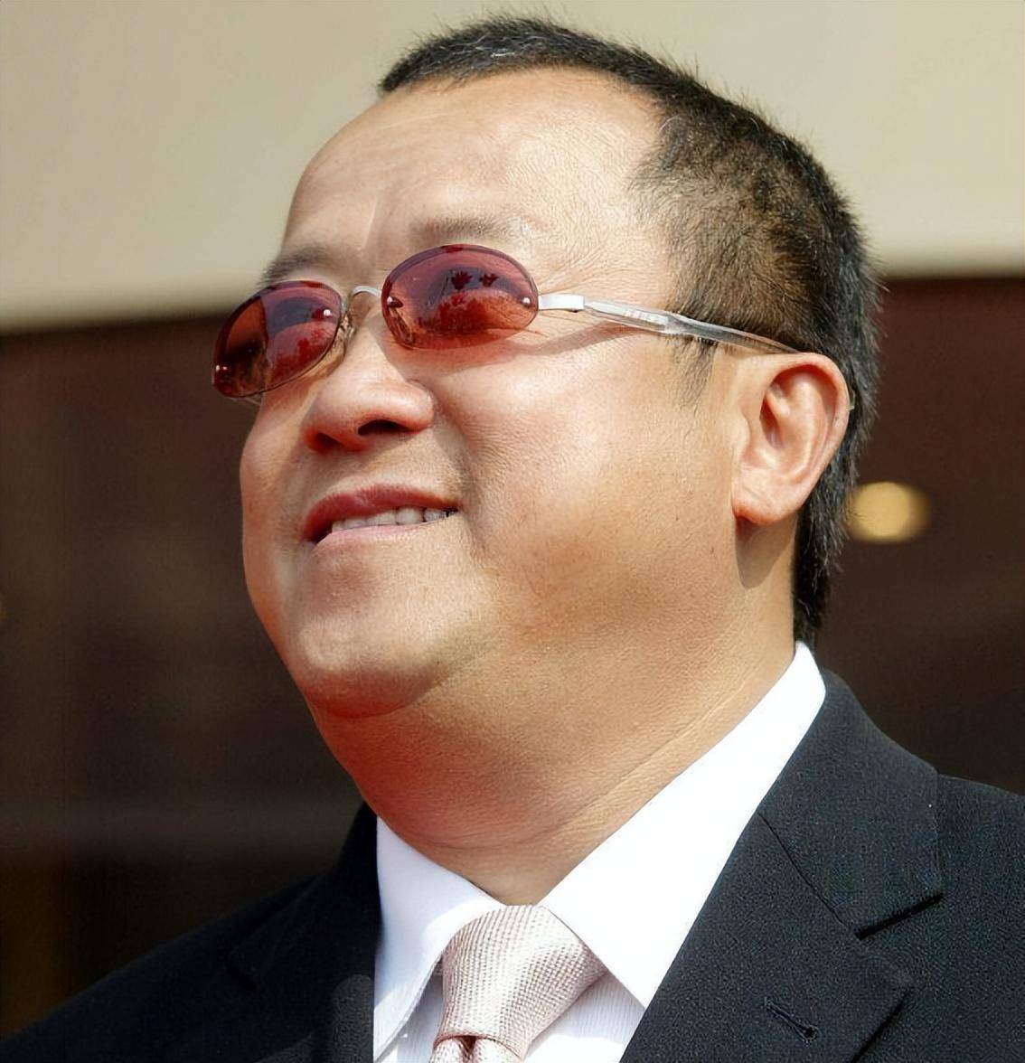 原来是曾志伟在和朋友聚会喝醉酒之后,当着旁人的声称自己规则过