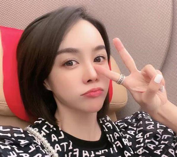 曹云金现任晒男友视角照,穿吊带秀好身材,被好友吐槽"恋爱脑"_女友