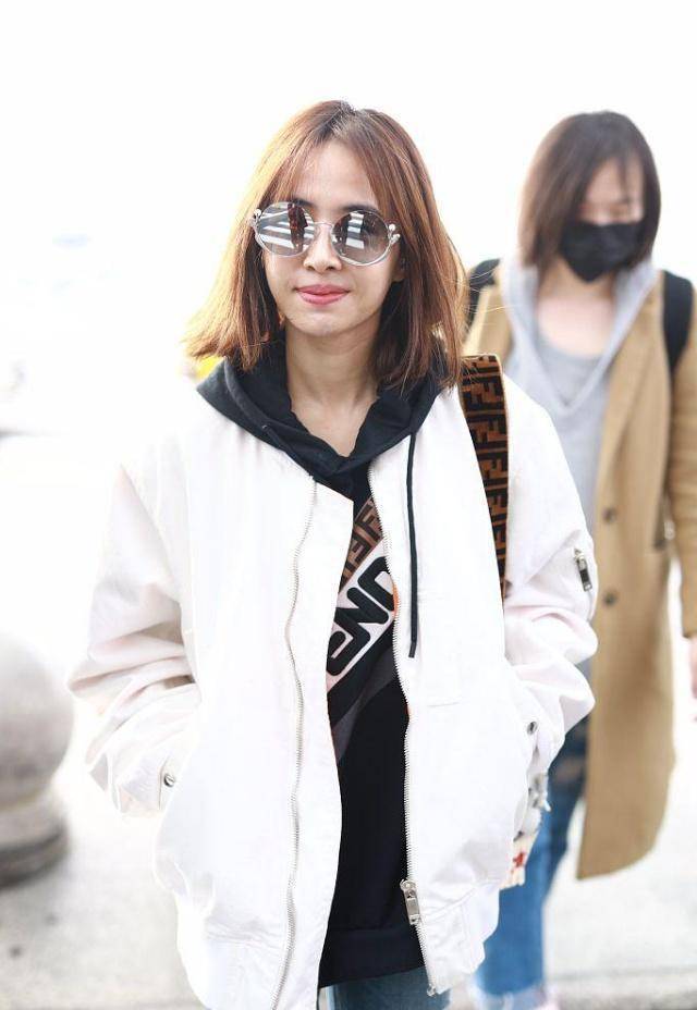 蔡依林机场素颜照,白色外套搭配破洞牛仔裤,歪头甜笑少女感十足_照片_