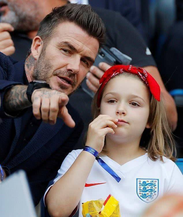 贝克汉姆带女儿看女足,7岁小七热血沸腾,白皙脸蛋似瓷娃娃_爸爸