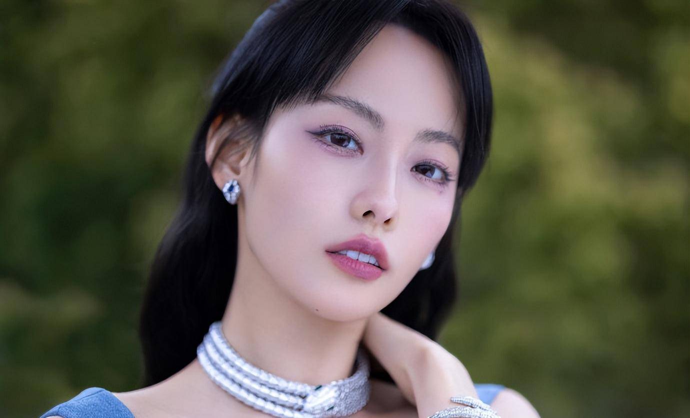 张嘉倪穿露腰牛仔裙亮相,生图曝光真实状态,身材傲人马甲线抢镜_活动