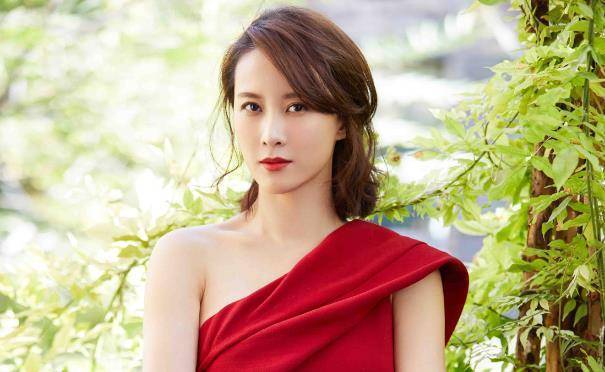 张静静从小有演艺梦张静静从小就是一个很优秀的孩子,她一直都很喜欢
