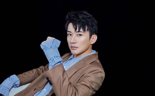 个人觉得他是欢瑞男艺人中颜值最高的一位,长得帅,演技好,为啥就不出