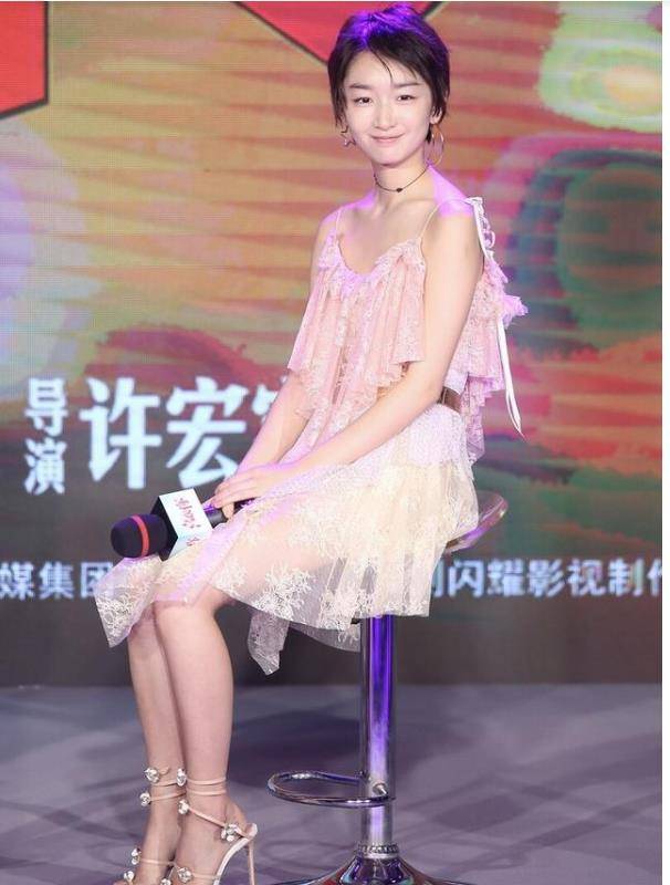 周冬雨收工心情大好,同工作人员热情道别,百万豪车太抢镜