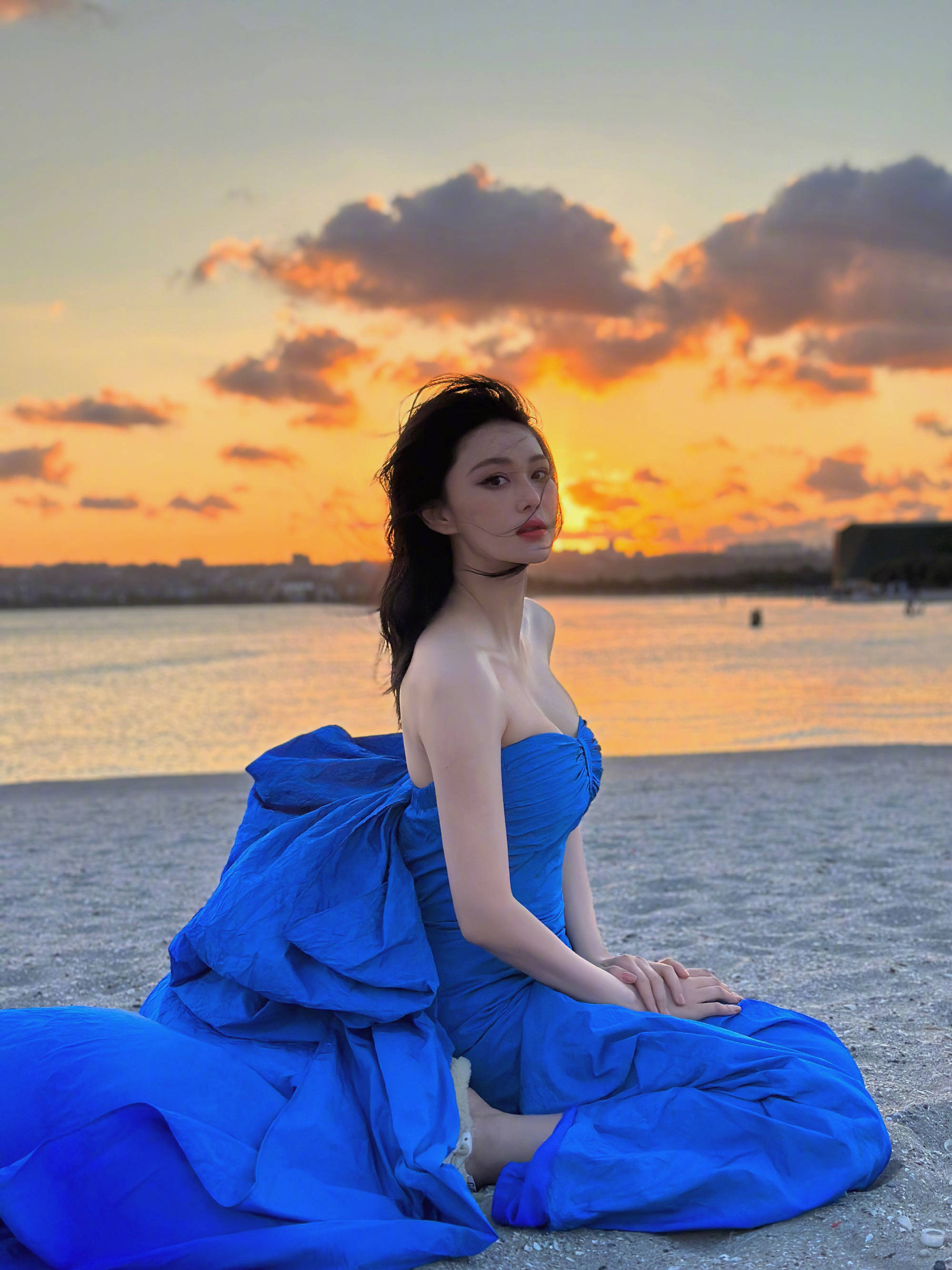 携母亲看日落,56岁妈妈比女儿还时髦,母女同框像闺蜜_爸爸_何捷_工作