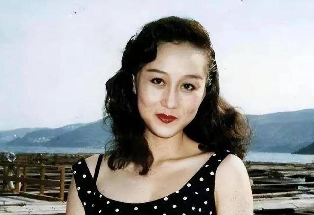 李连杰晒妻子近照,61岁利智衰老似老奶奶,反观前妻状态依然优雅