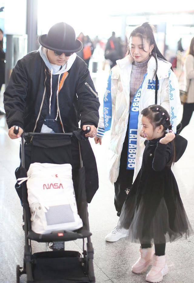 包贝尔一家三口出行,包文婧就算穿普通的棉服,都这么的好看_效果_款式
