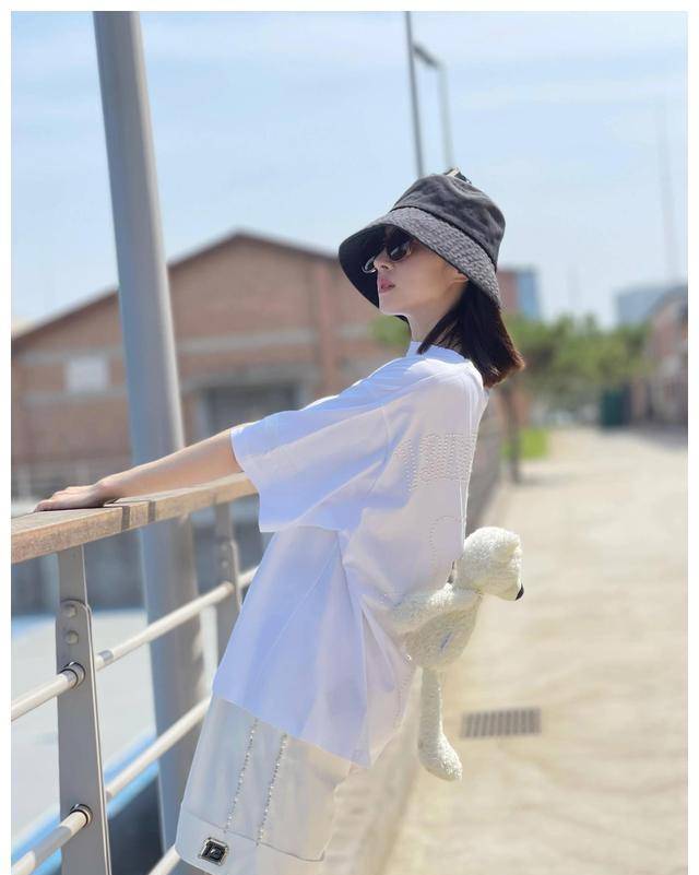 双胞胎姐妹,一个进娱乐圈一个出去留学,选择不同,人生也不同_胡冰卿