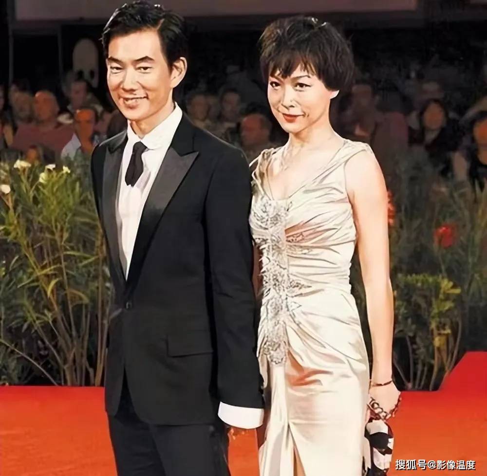 任贤齐美国近况曝光:与54岁妻子越南餐馆吃饭,18岁学霸女儿罕见露面