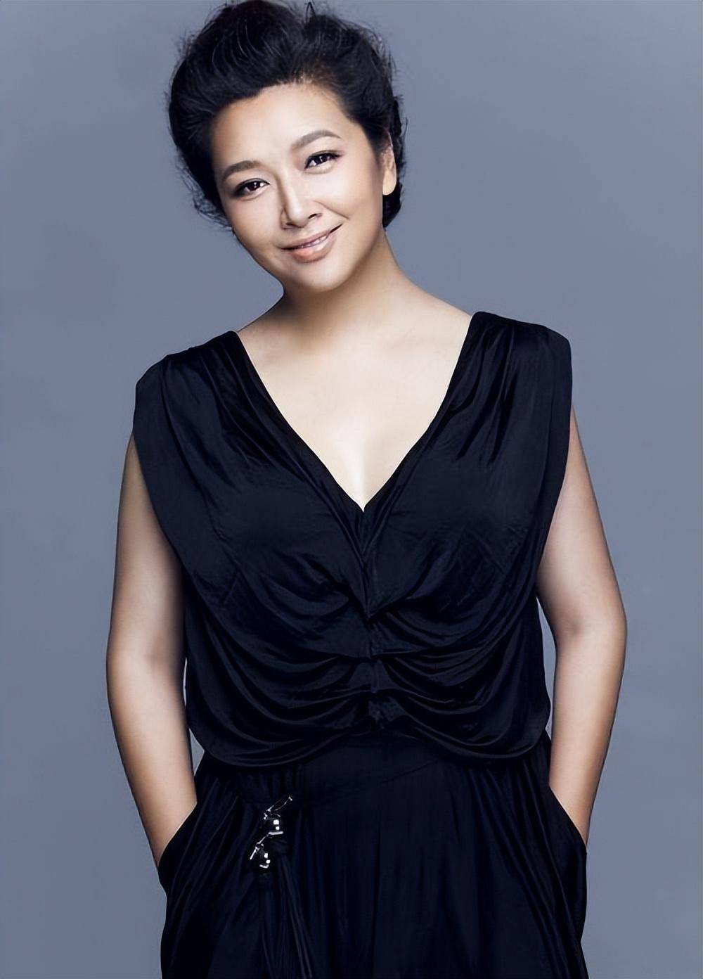 看看下面照片中的江珊.发型,妆容,衣着也很合适.