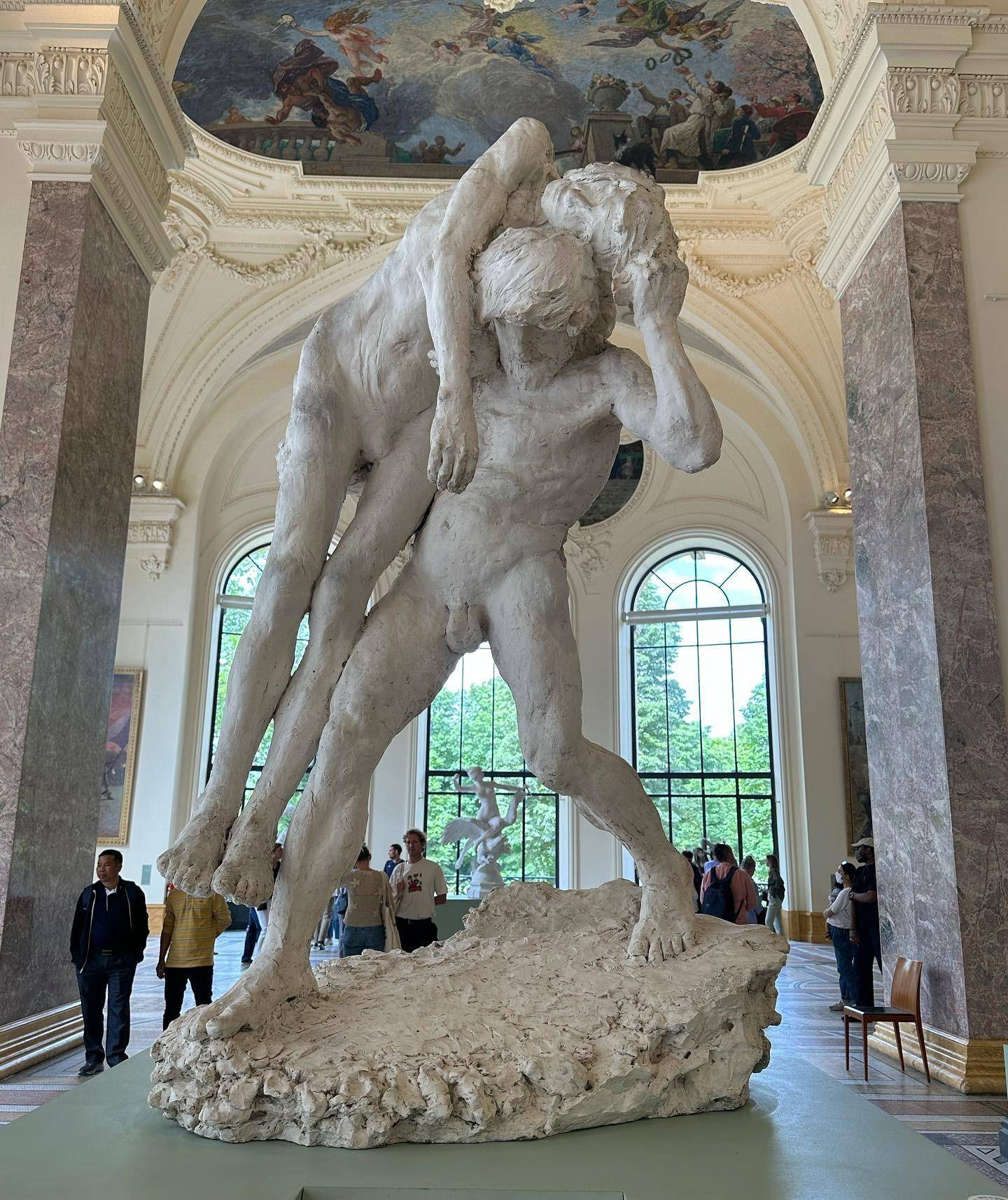 巴黎塞纳河畔petit-palais开启巴黎时装周,成为时尚界宠爱之地_艺术