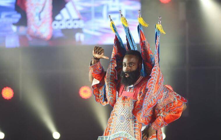 神级球星哈登发声冲上热搜,无情怼76人总经理莫雷,网友炸开锅!