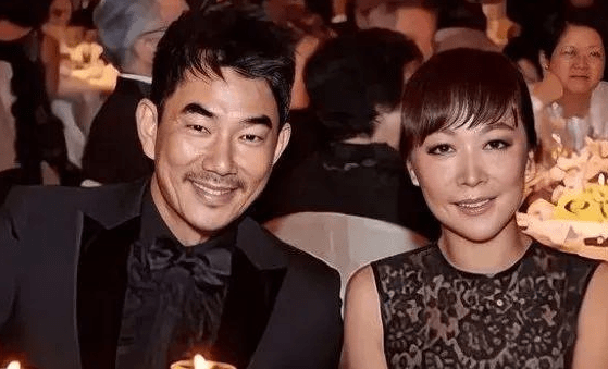 任贤齐送女儿国外留学,18岁rati长相成熟,妻子皮肤黝黑穿搭浮夸_网友