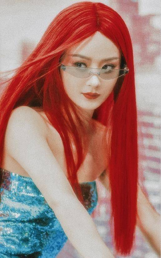 红发赵丽颖好飒,少女感消失御姐范儿十足,被她的眼神征服了_女明星