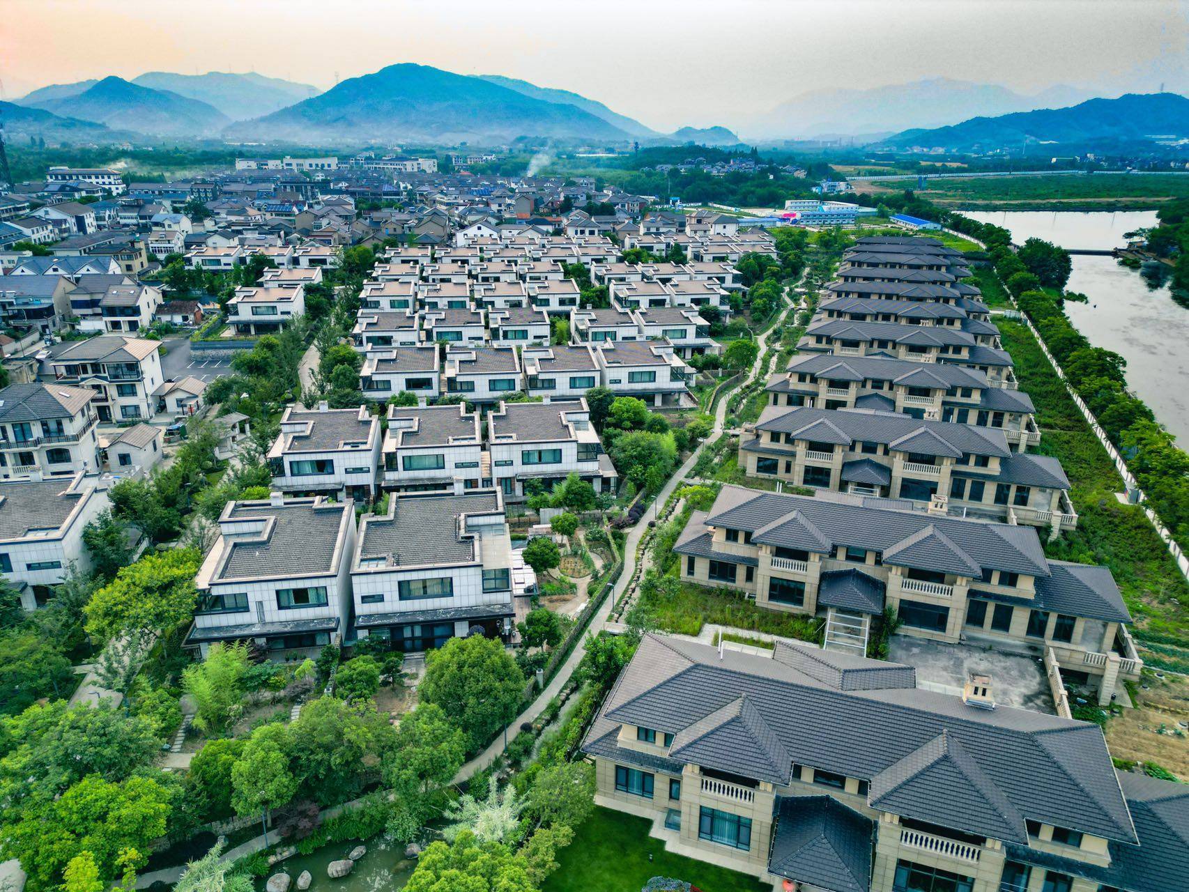 位于杭州市余杭区径山镇,径山镇是国家级生态小镇,全域5a景区,拥森林