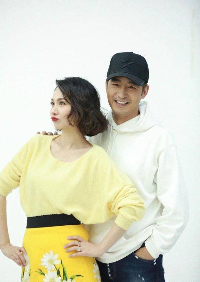 程莉莎短裙秀性感,郭晓东毛毯捂腿不让看,曾规定裙子不能膝盖上_沙发