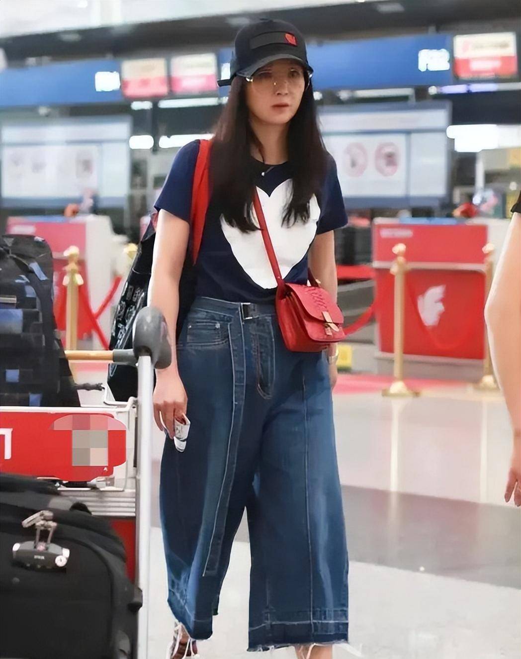 "大冬瓜"宽松牛仔裤搭配蓝色短袖,王艳女神重回巅峰颜值!