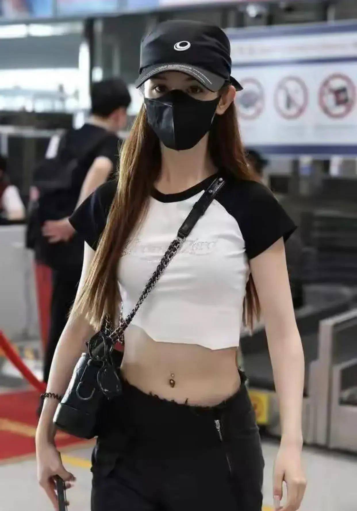 哈妮克孜今年27岁,身体强壮,肉肉,休闲热裤搭配工装裤,指甲闪闪发亮