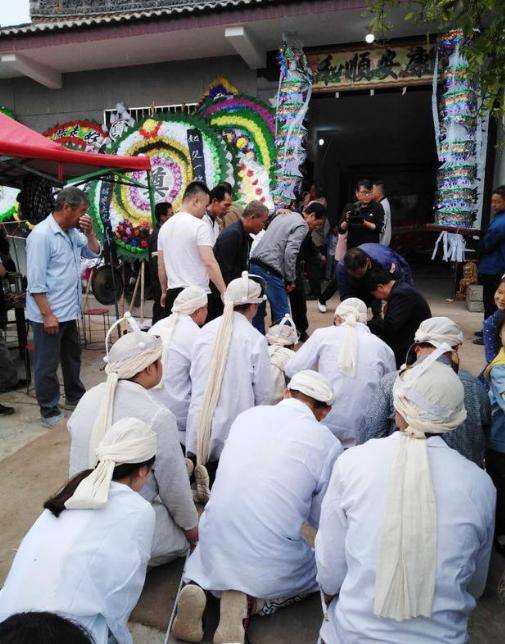 灵堂通常摆放有遗像,鲜花,纸钱,贡品等,以表示对逝者的怀念和尊重.